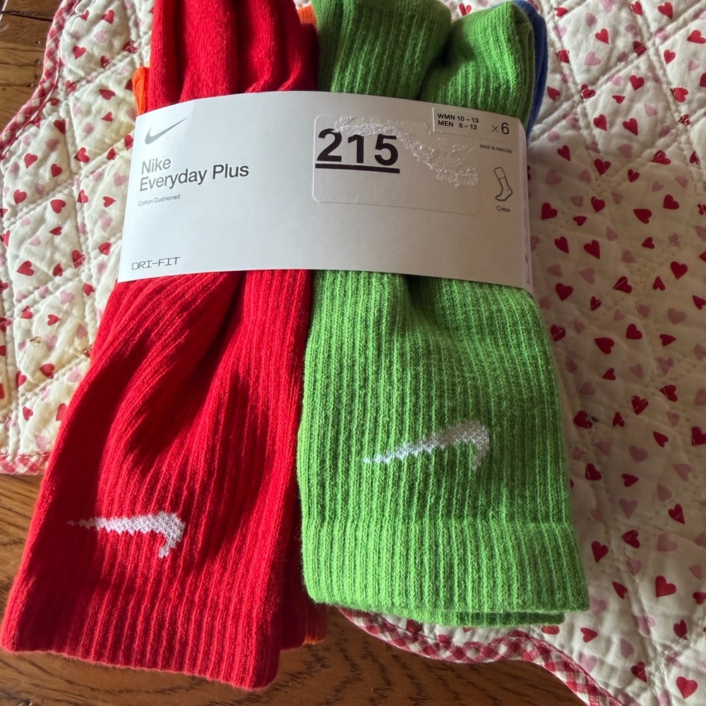 LAST CHANCE Nike Everyday Plus Men's Athletic Socks - Red and Green.